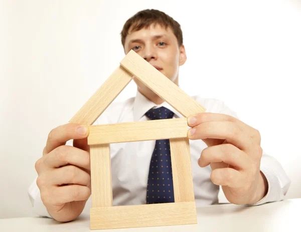 Uomo d'affari costruzione torre di blocchi di legno — Foto Stock