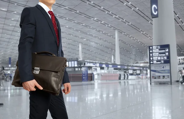 Havaalanında bir evrak çantası ile işadamı — Stok fotoğraf