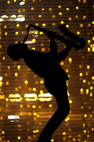 Saxofonista. Homem tocando no saxofone — Fotografia de Stock