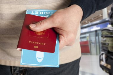 Pasaport ve bilet havaalanında elinde