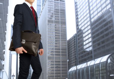 evrak çantası ile işadamı