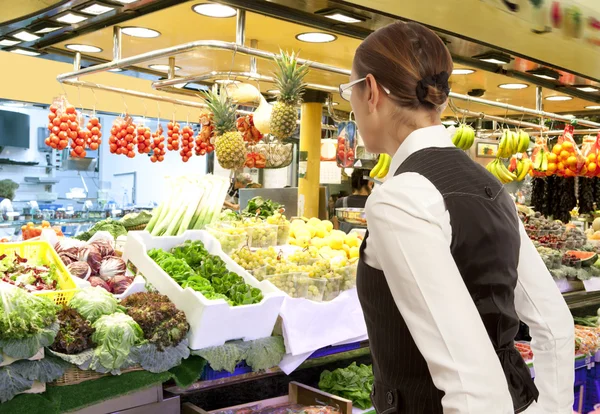 Femme achète des fruits et légumes frais sur le marché — Photo