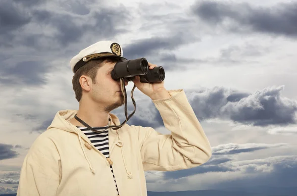 Kapitän blickt durch ein Fernglas — Stockfoto