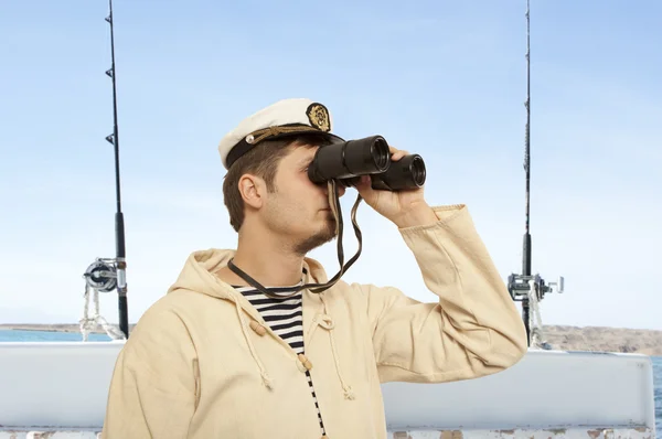 Kapten ser ut genom en kikare — Stockfoto