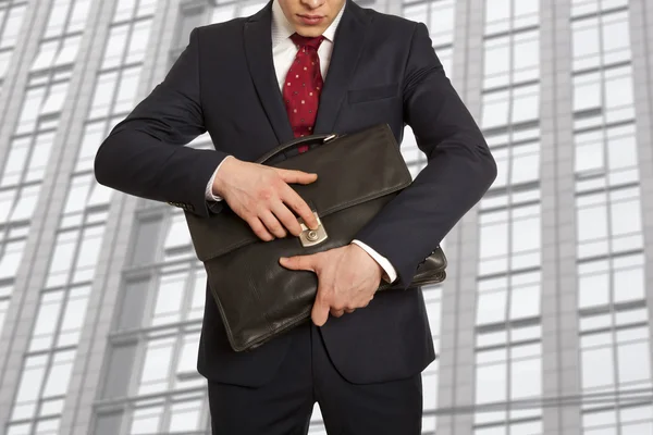 Geschäftsmann mit Aktentasche — Stockfoto