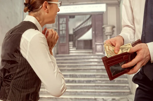 Man gives a woman the money — Stock Photo, Image