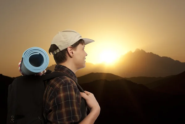 Homme avec un sac à dos de voyage — Photo