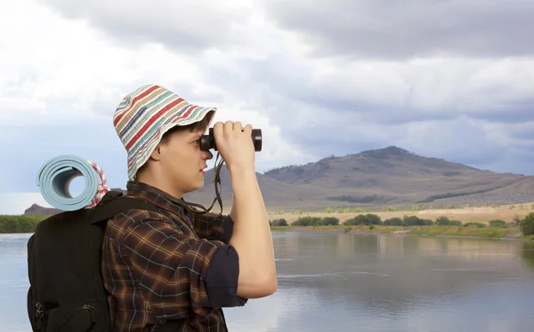 旅行のバックパックを持つ男 — ストック写真