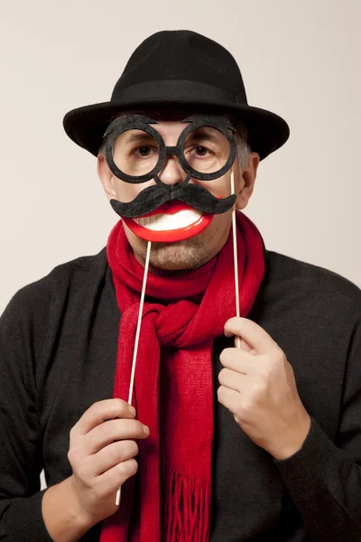 Hombre alegre en una máscara de carnaval — Foto de Stock