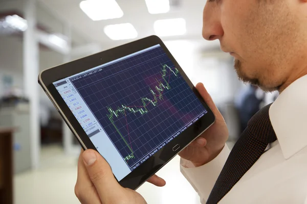 Zakenman controleren de stock market — Stockfoto