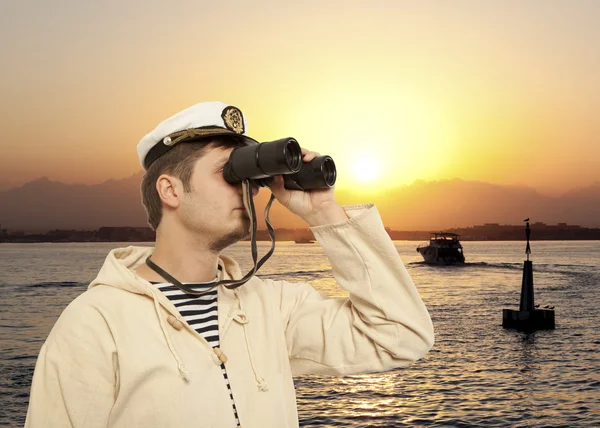 Il capitano guarda attraverso un binocolo — Foto Stock