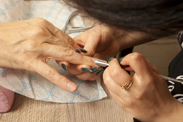 Mujer consiguiendo manicura de uñas —  Fotos de Stock