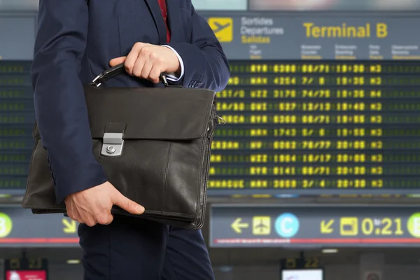 Viaggio d'affari. Uomo d'affari con una valigetta — Foto Stock