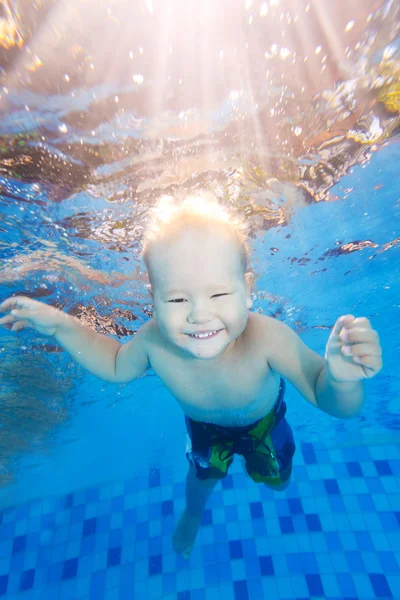 Jongen zwemt onderwater — Stockfoto