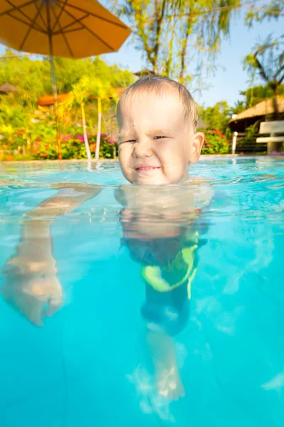 Chlapec v bazénu — Stock fotografie
