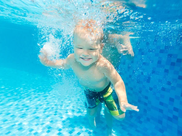 Jongen zwemt onderwater — Stockfoto