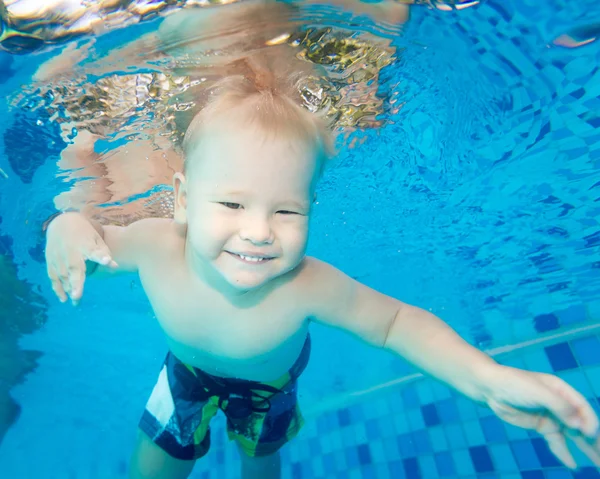 Niño nada bajo el agua — Foto de Stock