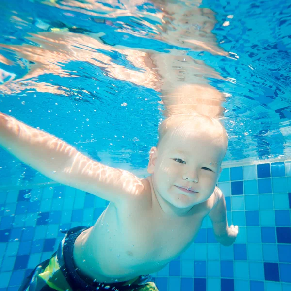 Jongen zwemt onderwater — Stockfoto