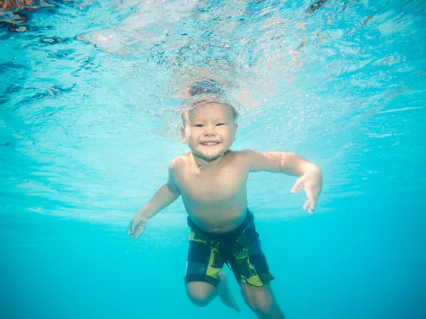 Chlapec plave pod vodou — Stock fotografie