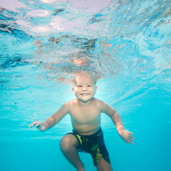 Junge schwimmt unter Wasser — Stockfoto