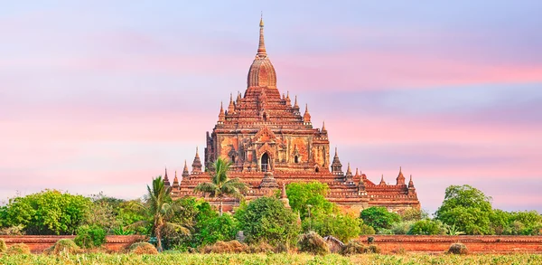Templo Htilominlo em Bagan. Mianmar . — Fotografia de Stock