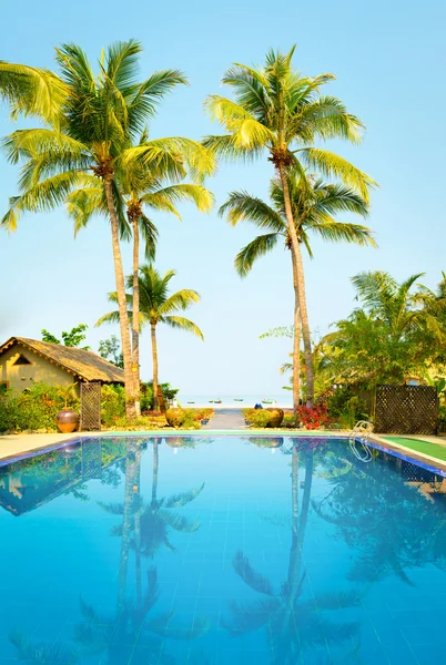 Swimming pool at sunny day — Stock Photo, Image