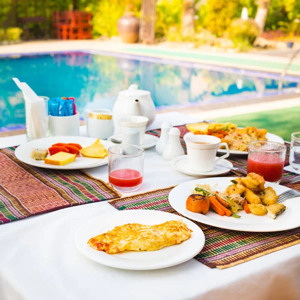 Colazione vicino a una piscina — Foto Stock