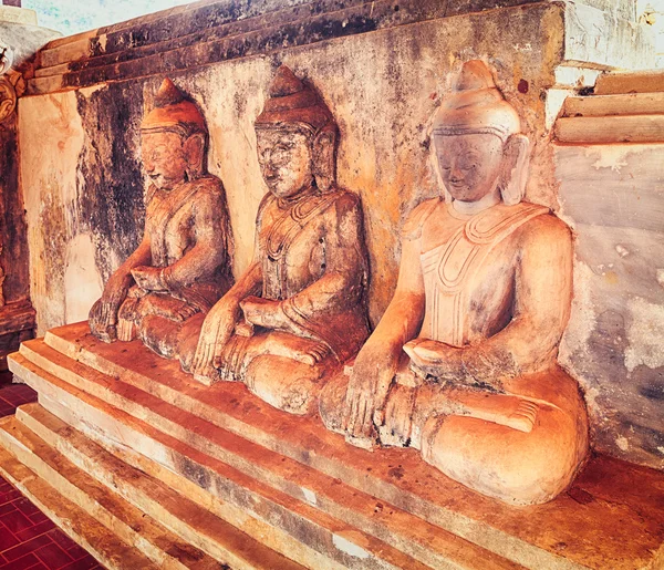 Tres estatuas de Buda en Takhaung Mwetaw Paya en Sankar . — Foto de Stock