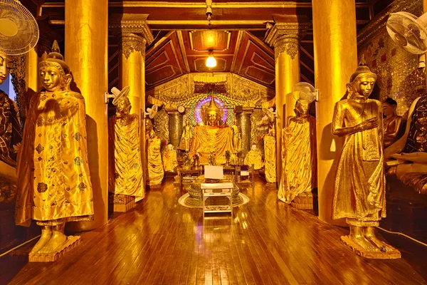 佛足迹馆 Shwedagon 复杂 — 图库照片