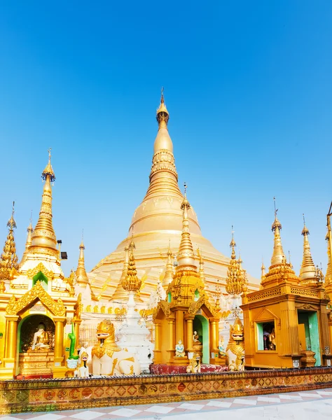 Shwedagon pagoda Yangon içinde. Myanmar. — Stok fotoğraf