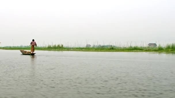 Intha mujeres vela barco de madera — Vídeos de Stock