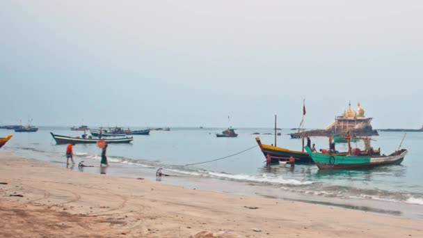 Pescadores descarregam uma captura de peixe — Vídeo de Stock