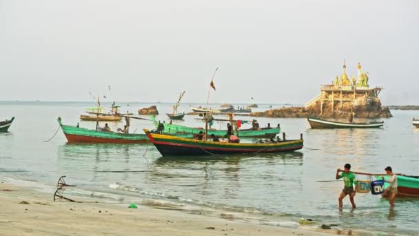 Fishermans ξεφορτώσουν μια σύλληψη των ψαριών — Αρχείο Βίντεο