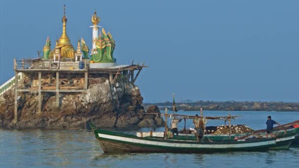 Barcos pesqueros anclados — Vídeos de Stock