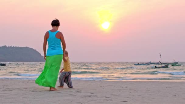 Μωρό και η μητέρα, παίζοντας στην παραλία — Αρχείο Βίντεο