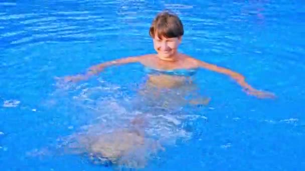 Маленький хлопчик кинув у воду — стокове відео