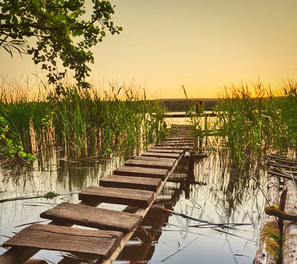 Zonsondergang boven de rivier. — Stockfoto