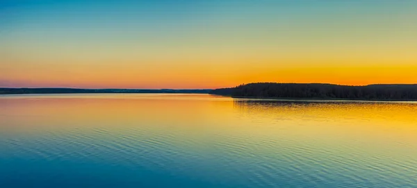 川に沈む夕日。パノラマ — ストック写真