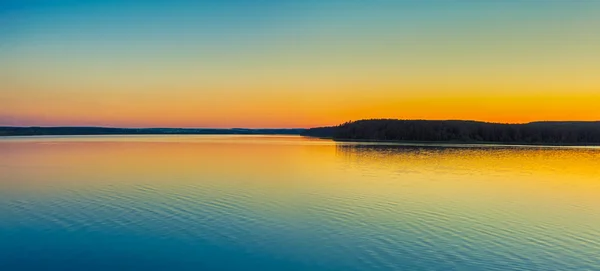 Sonnenuntergang über dem Fluss. Panorama — Stockfoto