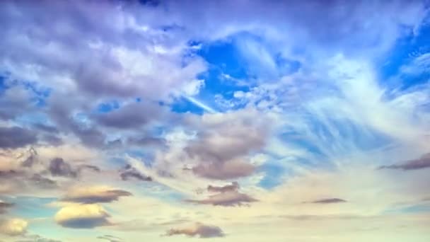 Облака над временной панорамой холма — стоковое видео