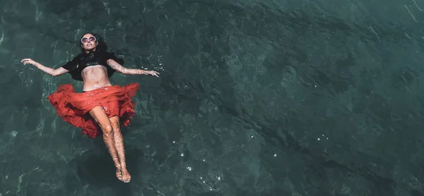 Vista Aérea Una Hermosa Mujer Bailando Mar —  Fotos de Stock