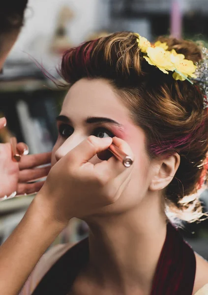 Retrato Una Hermosa Mujer Salón Belleza Maquillaje Artista Aplica Delineador — Foto de Stock