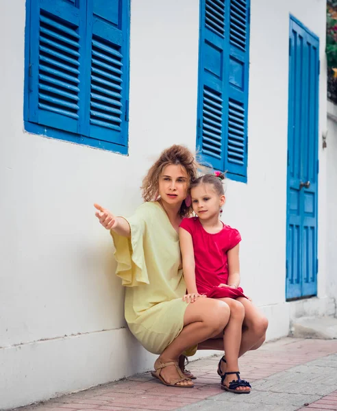 Madre Figlia Accanto Alla Finestra Dell Otturatore Una Strada — Foto Stock