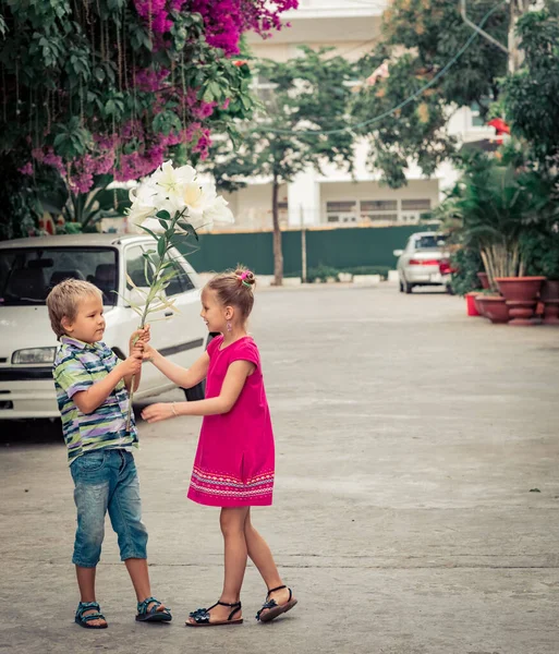 Bambini Che Camminano Strada Con Fiori — Foto Stock