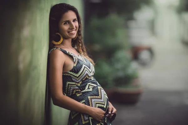 Retrato Aire Libre Una Hermosa Mujer Embarazada —  Fotos de Stock