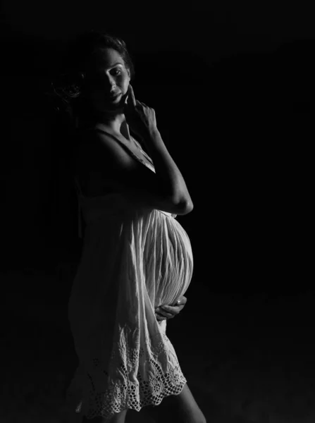 Відкритому Повітрі Портрет Красивої Вагітної Жінки Вночі — стокове фото