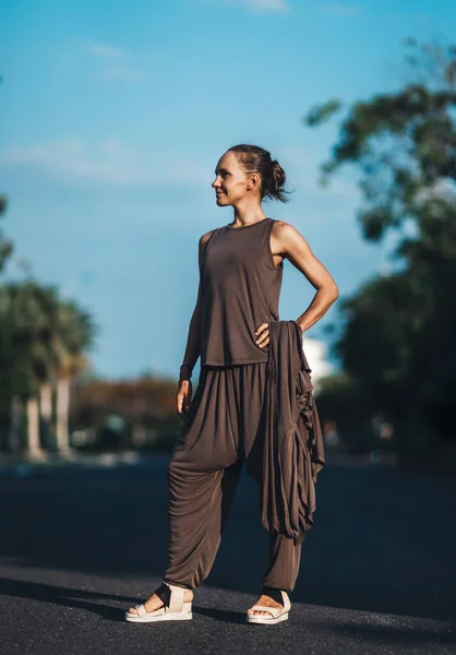 Retrato Moda Una Hermosa Mujer Aire Libre —  Fotos de Stock