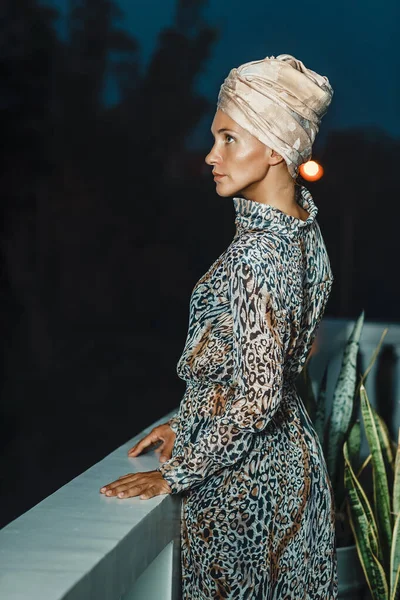 Mode Porträtt Vacker Kvinna Utomhus — Stockfoto