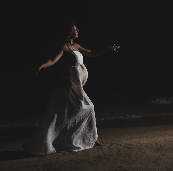 Retrato Livre Uma Bela Mulher Grávida Noite — Fotografia de Stock