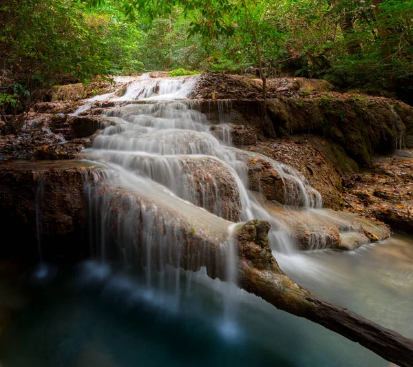 泰国西部Kanchanaburi省Erawan国家公园美丽的瀑布 图库照片